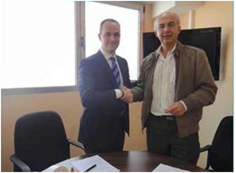 El presidente de DOWN LAS PALMAS, Enrique Wood (izda.) durante la firma del convenio con el gerente de IFP, Rayco Antúnez (dcha.). 