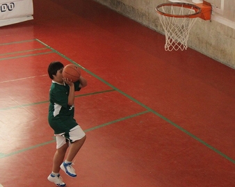 Alejandro es un apasionado del baloncesto. 