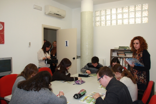 Los jóvenes leyeron juntos el cómic e hicieron algunas de sus actividades. 