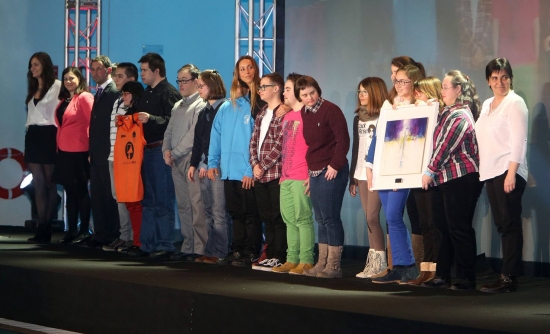 El equipo al completo recogiendo el premio. 