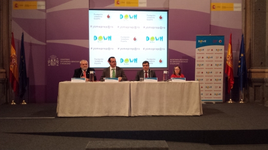 De izda. a dcha.: José Fabián Cámara, Presidente de DOWN ESPAÑA; Ignacio Tremiño, Director de la Discapacidad; Francisco Román, Presidente de Fundación Vodafone España; y Cristina Ríos, joven con síndrome de Down participante en el proyecto. 