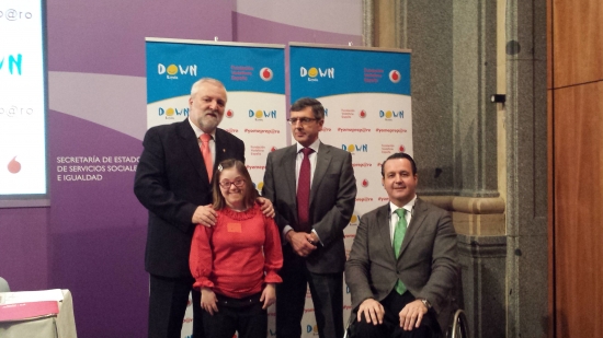 De izda. a dcha.: José Fabián Cámara, Presidente de DOWN ESPAÑA; Cristina Ríos, joven con síndrome de Down participante en el proyecto; Francisco Román, Presidente de Fundación Vodafone España; e Ignacio Tremiño, Director de la Discapacidad. 