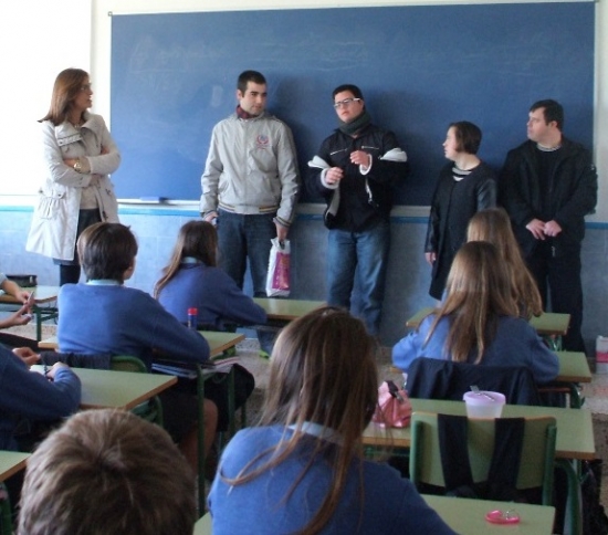 Los jóvenes explican detalles sobre los riesgos laborales. Foto cortesía de 'Diario de Marratxí' 