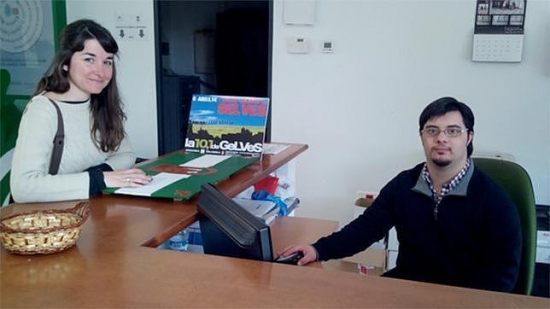 Pablo y Clara, su preparadora, en el puesto que éste ocupa en el ayuntamiento. 