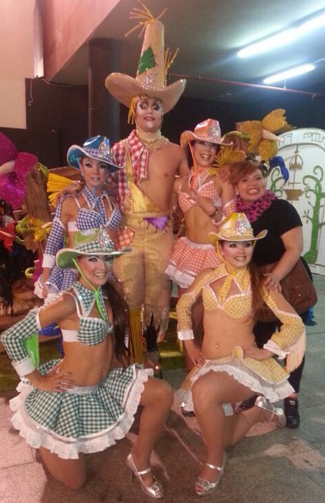 Héctor, con sus compañeras de baile, antes de salir a actuar. 
