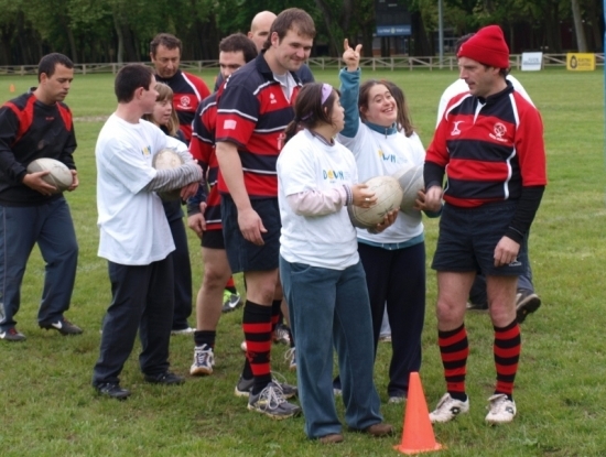 DOWN ARABA y el Gaztedi Rugby Taldea, que promueven la participación de personas con síndrome de Down en este deporte. 