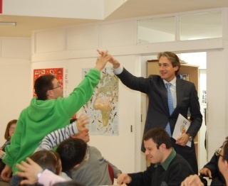 El alcalde de Santander, Iñigo de la Serna, en un acto de la Fundación Síndrome de Down de Cantabria. 