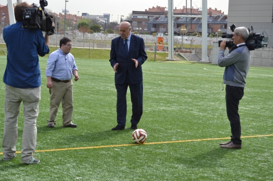 Juan Carlos se prepara para chutar según las indicaciones del seleccionador. 