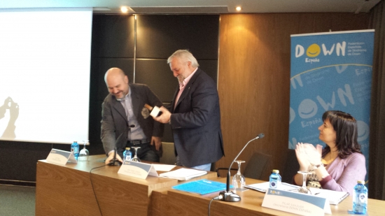 El presidente del CERMI, Luis Cayo (izda.) y el presidente de DOWN ESPAÑA, José Fabián Cámara (centro) en el acto de entrega del premio CERMI. El presidente del CERMI, Luis Cayo (izda.) y el presidente de DOWN ESPAÑA, José Fabián Cámara (centro) en el acto de entrega del premio CERMI.