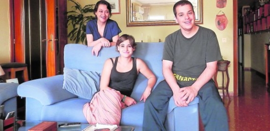 Víctor Díaz junto a su hermana y su madre, Marisa Rodríguez (Foto: Las Provincias). 