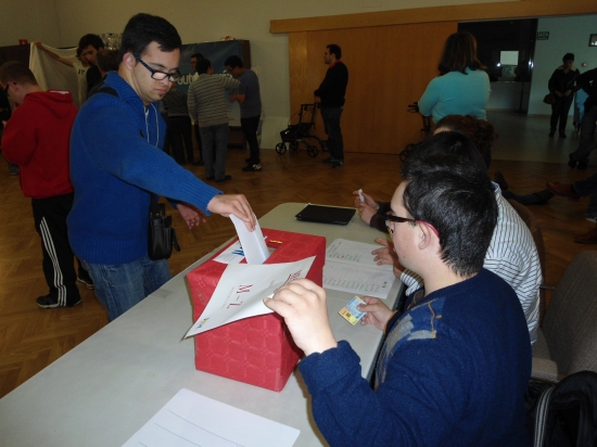 Los jóvenes de DOWN COMPOSTELA votando. 