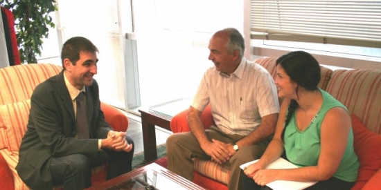 El presidente de DOWN LAS PALMAS, Enrique Wood (centro) y la psicóloga y coordinadora técnia de la entidad, Fátima Peñate, durante la reunión con José Gilberto Moreno. El presidente de DOWN LAS PALMAS, Enrique Wood (centro) y la psicóloga y coordinadora técnia de la entidad, Fátima Peñate, durante la reunión con José Gilberto Moreno.
