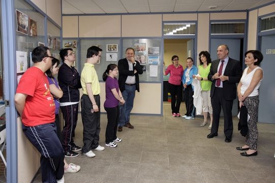 Representantes de la Diputación visitan la sede de ASDOPA. 