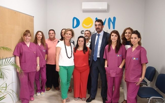 Fernández y Galván, (en el centro) en la inauguración junto a profesionales y usuarios de DOWN CIUDAD REAL - CAMINAR. 