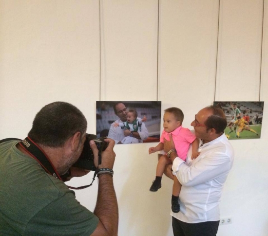Una de las fotografías que recoge la exposición, junto a su protagonista. Una de las fotografías que recoge la exposición, junto a su protagonista.