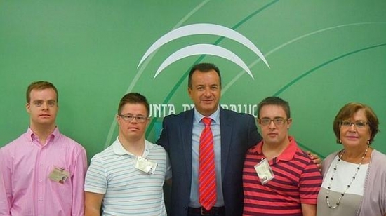 Tres de los jóvenes, junto a la presidenta de DOWN GRANADA y el delegado de Igualdad, Salud y Políticas Sociales de la Junta. 