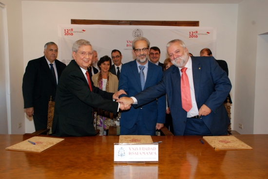 El presidente de FIADOWN, Jesús Coronado (izda.), el rector de la Universidad de Salamanca, Daniel Hernández (centro), y el presidente de DOWN ESPAÑA, José Fabián Cámara (dcha.), en la firma del convenio. 
