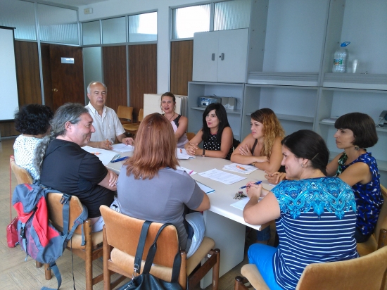 La mesa, con el presidente de DOWN LAS PALMAS al frente, Enrique Wood, y  técnicos de las tres administraciones, junto a personal técnico de la entidad. 