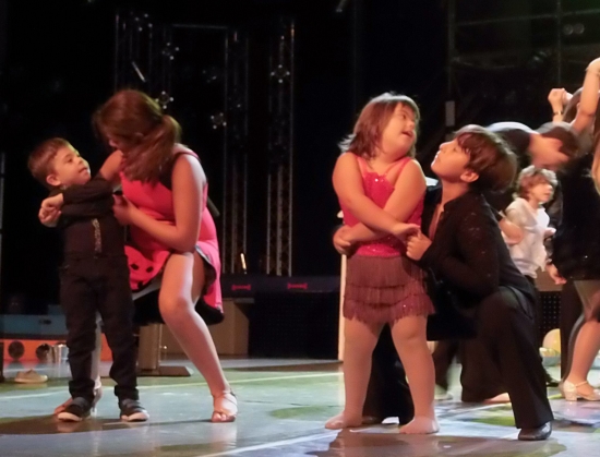 Los más pequeños también demostraron sus buenas maneras con los bailes de salón. 