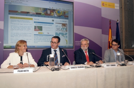 De izda. a dcha.: dir. Corporativa de Divina Pastora Seguros, Pilar Nieto; dir. Real Patronato sobre Discapacidad, Ignacio Tremiño; presidente DOWN ESPAÑA, José Fabián Cámara; y asesor de DOWN ESPAÑA y miembro del equipo del estudio, Agustín Huete. 