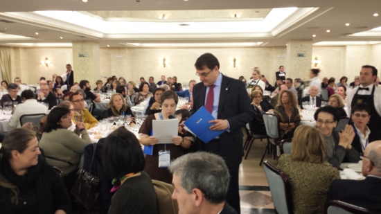 Ruth Ramos y Juan Martínez, miembros de la Junta Directiva de DOWN ESPAÑA, leyeron las conclusiones durante la cena de clausura. 