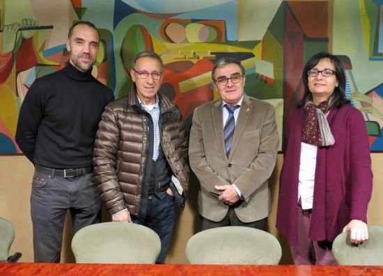 De izda. a dcha.: el concejal de deportes del Ayuntamiento, Chema Alonso; el propietario del local cedido; el alcalde de Lleida, Ángel Ros; y la presidenta de DOWN LLEIDA, Pilar Sanjuán. 