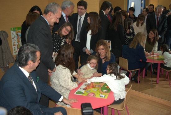 Susana Diaz compartiendo unos momentos con los más pequeños de la asociación 