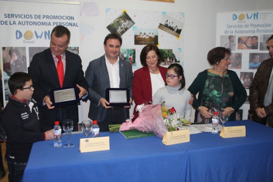 Algunas de las personalidades junto a jóvenes con síndrome de Down de la entidad, en el acto de inauguración. 