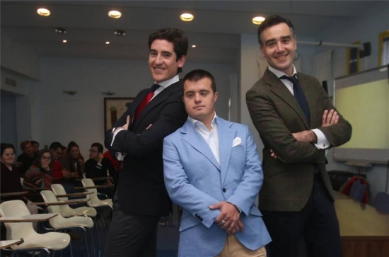 Raúl, en el centro, junto a responsables de Silbon. Raúl, en el centro, junto a responsables de Silbon.