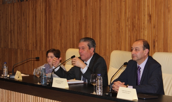 Mayor Zaragoza, en el centro, flanqueado por Ruth Ramos, miembro de la Junta Directiva de DOWN ESPAÑA, y Delmiro Prieto, presidente de DOWN GALICIA. 