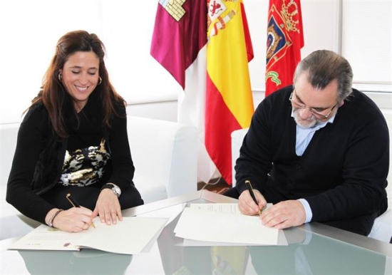 La alcaldesa, Rosa Montero, y el presidente de DOWN CIUDAD REAL-CAMINAR, Julián Carvajal, firman el convenio. 
