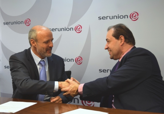 El gerente de DOWN ESPAÑA, Agustín Matía (dcha.) y el presidente y director general de Serunión, Antonio Llorens, en la firma del convenio. 