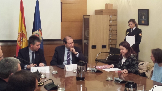 De izda. a dcha.: el director gral. de la Policía, Ignacio Cosidó; el gerente de DOWN ESPAÑA, Agustín Matía; e Izaskun y Ana, jóvenes con síndrome de Down. 