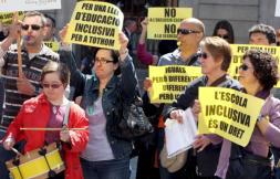 'La escuela inclusiva es un derecho', reza una de las pancartas. Foto: EFE 