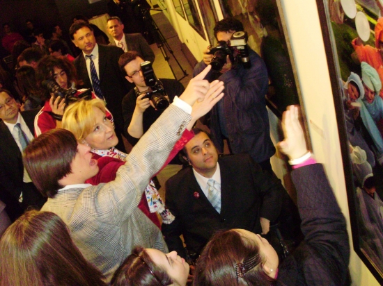 Raimondi (de gris) explica la obra de Ouka Leele a la prensa. Foto: DOWN ESPAÑA Raimondi (de gris) explica la obra de Ouka Leele a la prensa. Foto: DOWN ESPAÑA