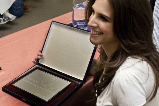 Nuria junto a la placa de madrina. Foto: DOWN ESPAÑA 
