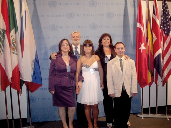 (Arriba) José Fabián Cámara y Mª Fernanda Ayán, (abajo), Tonet, Cristina y Nuria Illán. Foto: DOWN ESPAÑA 