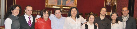 María Matilla, Gerente de DOWN GRANADA (segunda por la derecha) junto a varios de los funcionarios. © DOWN GRANADA 