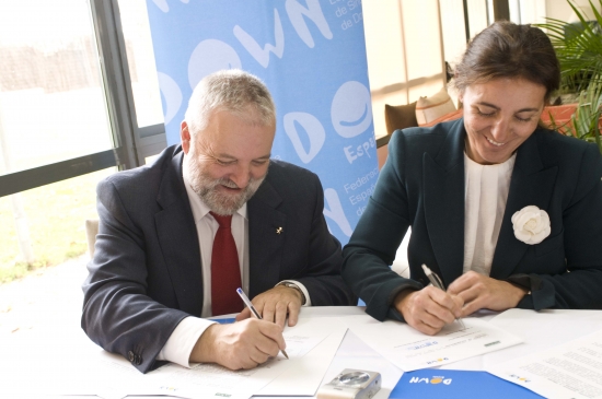 El Presidente de DOWN ESPAÑA, José Fabián Cámara, y la Directora de la Fundación Lex Nova, Montaña Benavides, firman el convenio. 