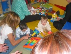Ana, durante su visita a un aula de Atención Temprana donde pudo compartir momentos de juego con los niños 