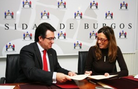 El Rector de la Universidad de Burgos, Alfonso Murillo, y la Presidenta de DOWN BURGOS, Belén Santamaría, en la firma del acuerdo. 