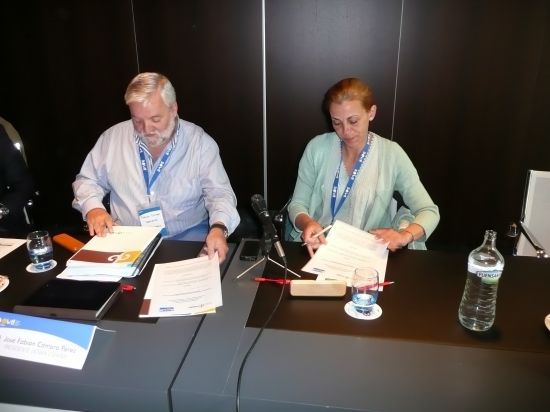 El Presidente de DOWN ESPAÑA, Fabián Cámara, y la subdirectora general de RSC de Divina Pastora Seguros, Pilar Nieto, firman el convenio para promover la Lectura Fácil. 