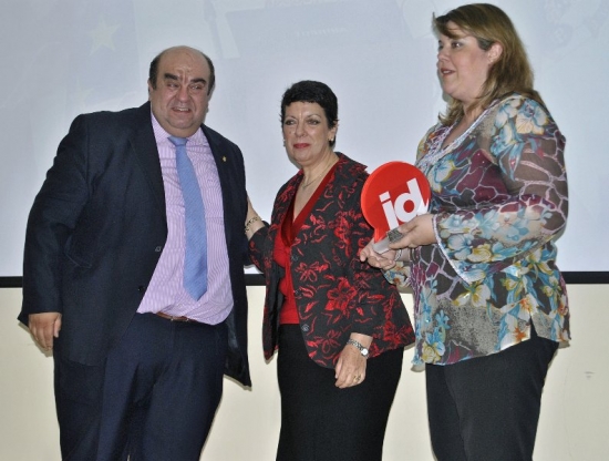 La Presidenta de DOWN JAÉN, Mª Dolores Gómez (centro) en el momento de recoger el premio. 