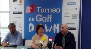 La Presidenta de DOWN ALMERÍA, Josefina Soria (en le centro), durante la presentación del torneo. 