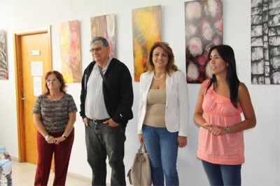 En el centro, el Presidente de DOWN TENERIFE, Claudio Jerez, y la consejera de Acción Social de Tenerife, Cristina Valido, durante la inauguración de la muestra. 