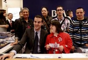 El director de la Territorial Noroeste de BBVA, dando la bienvenida a los seis jóvenes. 