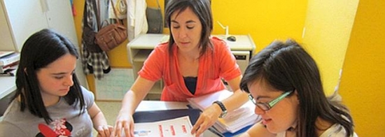 Carmen Rivas y María Jiménez, con su preparadora de DOWN MÁLAGA, Mabel Jiménez, repasando para el examen. 