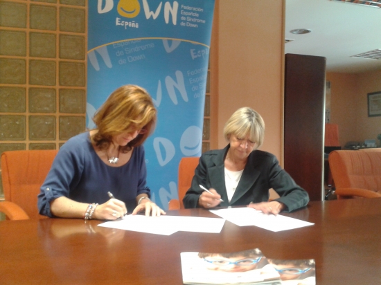 La Administradora de De Color Guinda, Luz Blasco (izquierda) y la Vicepresidenta 2ª de DOWN ESPAÑA, Mari Ángeles Agudo, en la firma del convenio. 