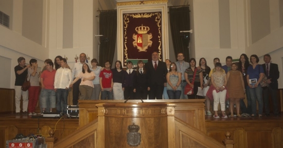 El equipo de 'Capaces en la Onda' al completo, junto a las dos trabajadores con síndrome de Down de las Cortes. 