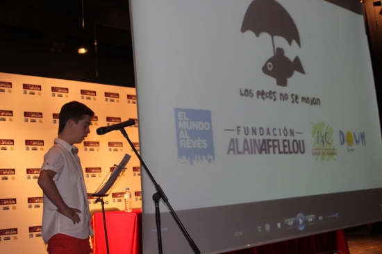 Carlos, uno de los niños con síndrome de Down que han participado en el proyecto, fue el encargado de presentar el acto. 